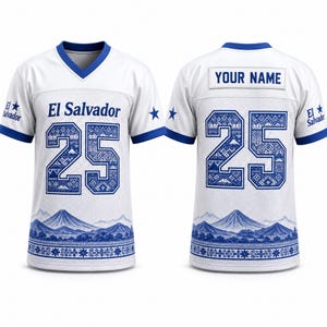 Puede incluir: Una camiseta de fútbol americano blanca y azul con el texto El Salvador en el frente y el número 25 con un patrón de montaña y geométrico. La parte posterior muestra el número 25 y una placa con el texto YOUR NAME, con estrellas azules en las mangas.