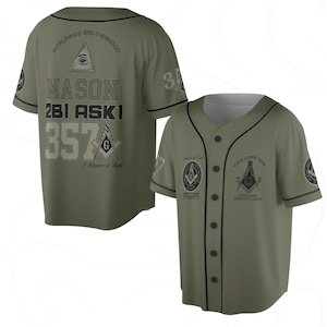 Puede incluir: Camiseta de béisbol verde oliva con ribete y botones negros. La parte trasera presenta el texto "MASON 2B1 ASKI 357" con símbolos masónicos. La parte delantera tiene emblemas masónicos y texto, incluyendo "YOUR LODGE NAME".