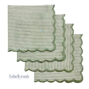 Peut inclure: Quatre sets de table à rayures vertes et blanches avec des bords festonnés. Les sets de table sont disposés en couches, mettant en valeur le motif et la texture. Le logo Fabricrush USA est visible en bas à gauche.