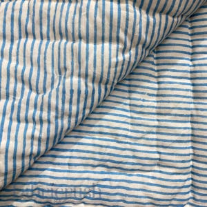 Colcha Blue Rose Meadow com estampa artesanal em blocos – Manta Kantha reversível com estampa floral e listrada, roupa de cama macia e leve, estilo casa de campo indiana. imagem 10