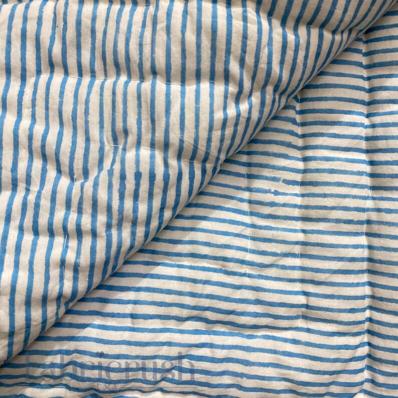 Colcha Blue Rose Meadow com estampa artesanal em blocos – Manta Kantha reversível com estampa floral e listrada, roupa de cama macia e leve, estilo casa de campo indiana. imagem 10