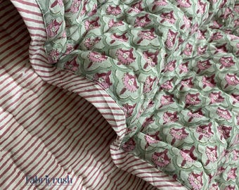 Colcha de algodão com estampa floral Sage Rose Meadow, feita à mão com blocos de madeira – Manta Kantha reversível com listras, roupa de cama leve, decoração para quarto e estilo fazenda.