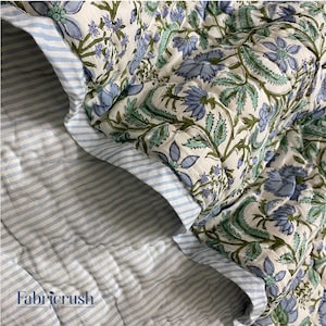 Colcha de algodão estampada à mão com flores em tons de azul acinzentado, estilo jardim – Manta Kantha reversível com listras, roupa de cama leve, decoração para quarto e estilo fazenda.