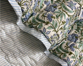 Colcha de algodão estampada à mão com flores em tons de azul acinzentado, estilo jardim – Manta Kantha reversível com listras, roupa de cama leve, decoração para quarto e estilo fazenda.