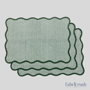 Könnte beinhalten: Zwei grün-weiß gestreifte Tischsets mit gewelltem Rand. Die Tischsets haben ein vertikales Streifenmuster und einen dunkelgrünen Rand. Das Fabricrush USA-Logo befindet sich unten rechts.