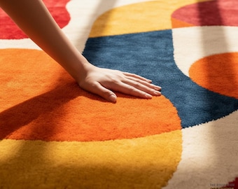 Alfombra moderna abstracta de lana tejida a mano con vibrantes formas geométricas multicolores únicas.