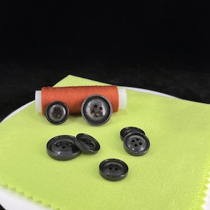 Donkergrijze vintage-look parel imitatie knopen, 15 mm en 20 mm (24 l en 32 l). 4-gaats aannaaigat voor pakken, broeken, jurken, jassen, jassen, truien