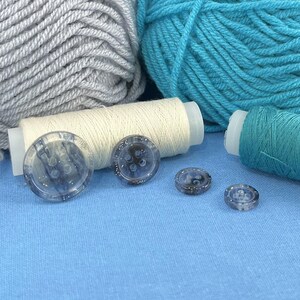 Musterknöpfe, Marineblau Marmoriert, Mehrfarbig. 10-20mm (16L-32L). Recycelter Kunststoff, 4-Loch-Aufnäher für Shirts, Kleider, Mäntel, Jacken