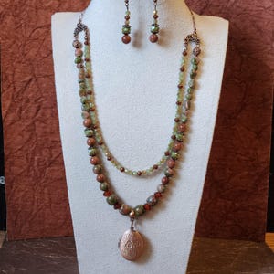 Dubbelstrengs koperen medaillon van unakiet, zandsteen en kristal