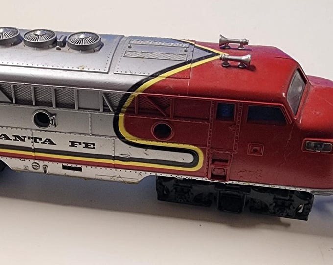 Model Power HO Scale Santa Fe Diesel Locomotive Train Santa Fe Warbonnet