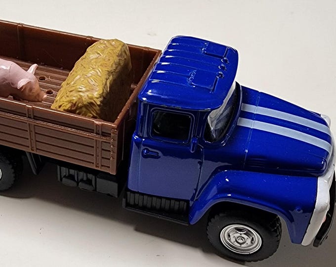 Gaz 52 Farm Truck 1/52 Scale Diecast Truck Pig and Hay Bale