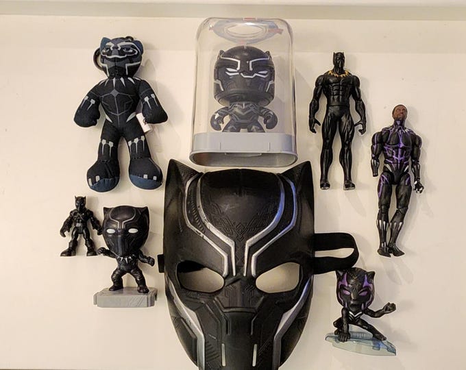 Marvel Black Panther Mask and Figure Bundle 8 Pieces Included