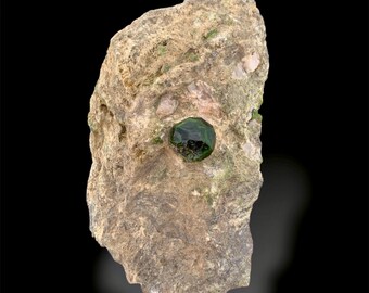 Cristal de grenat démantoïde vert sur matrice - 394 grammes