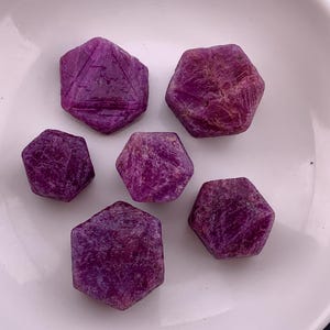 Cristales de rubí rosa de Madagascar Record Keeper - 65 gramos