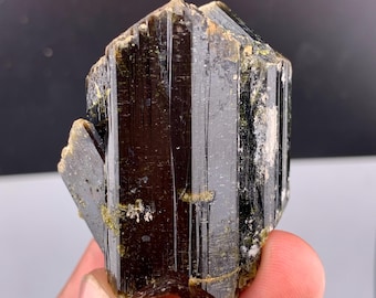 Cristal d'épidot vert naturel du Pakistan - 64 grammes
