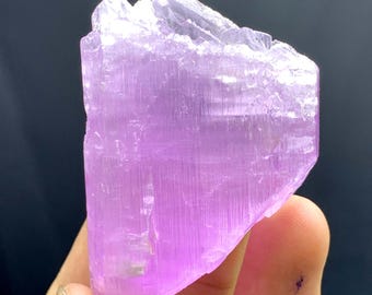 Cristal de kunzita rosa fluorescente de Afganistán - 68 gramos