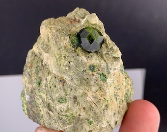 Cristal de grenat démantoïde vert sur matrice - 90 grammes