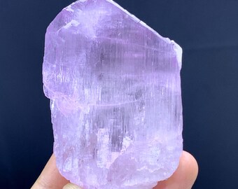 Cristal de kunzita rosa terminado de Afganistán - 150 gramos