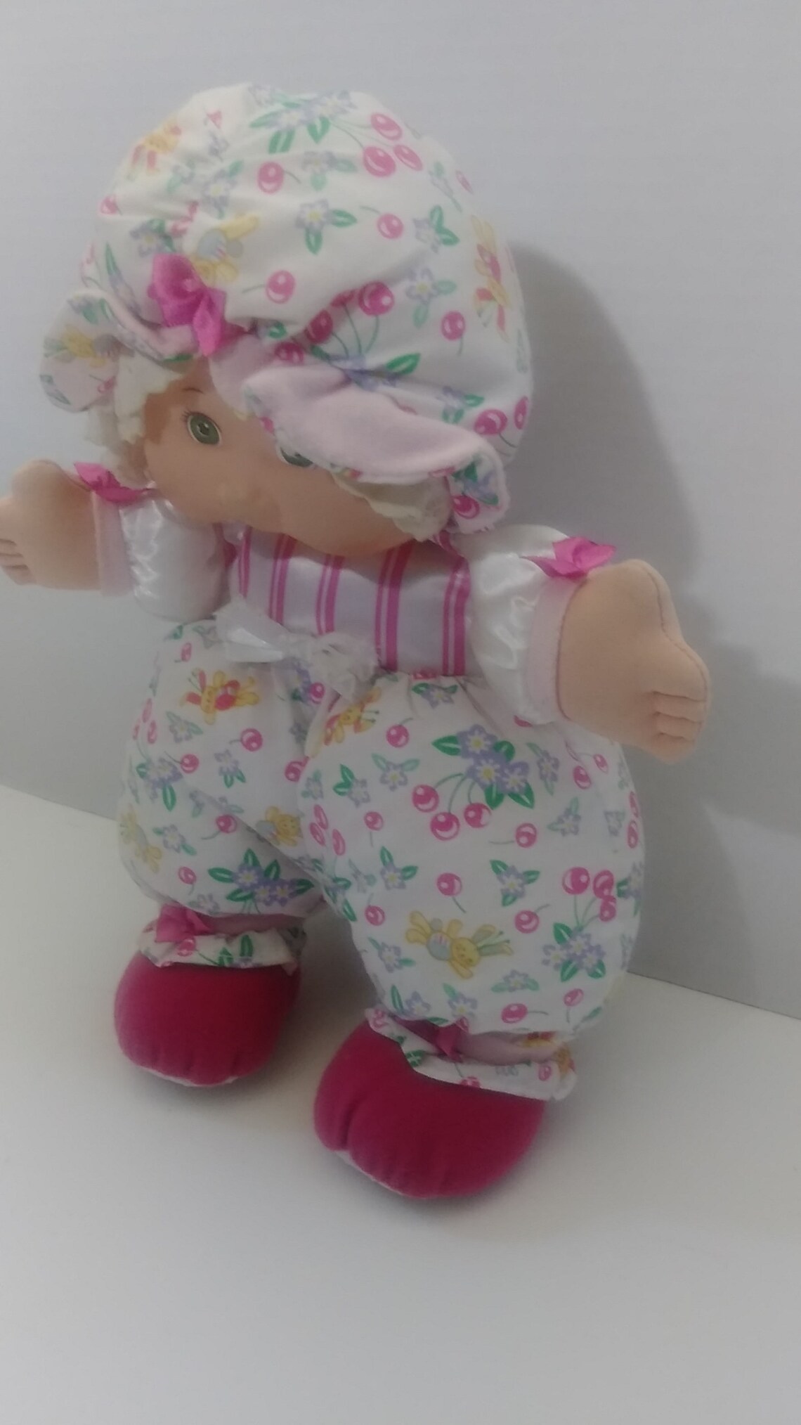 cabbage patch doll with bonnet