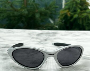 小物 Oakley minute 1.0 silver Y2K 90 vintage Oakley Minute 1.0 – Iconic X-metal Silver Wraparound