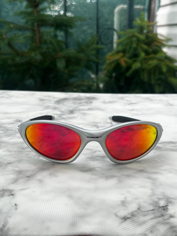 小物 Oakley minute 1.0 silver Y2K 90 vintage Oakley Minute 1.0: Silver Fire Iridium Wrap Sunglasses