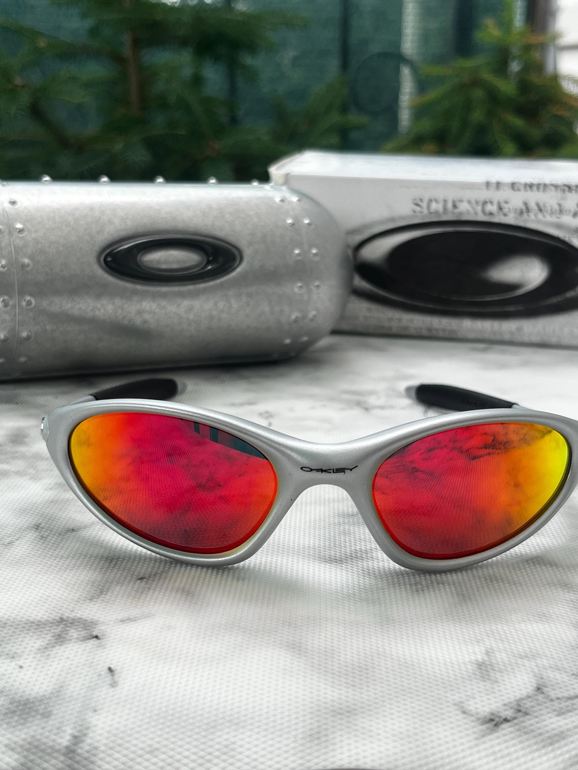 Oakley MINUTE 1.0 サングラス シルバー グレー Oakley Minute Sunglasses - Silver – Leot James