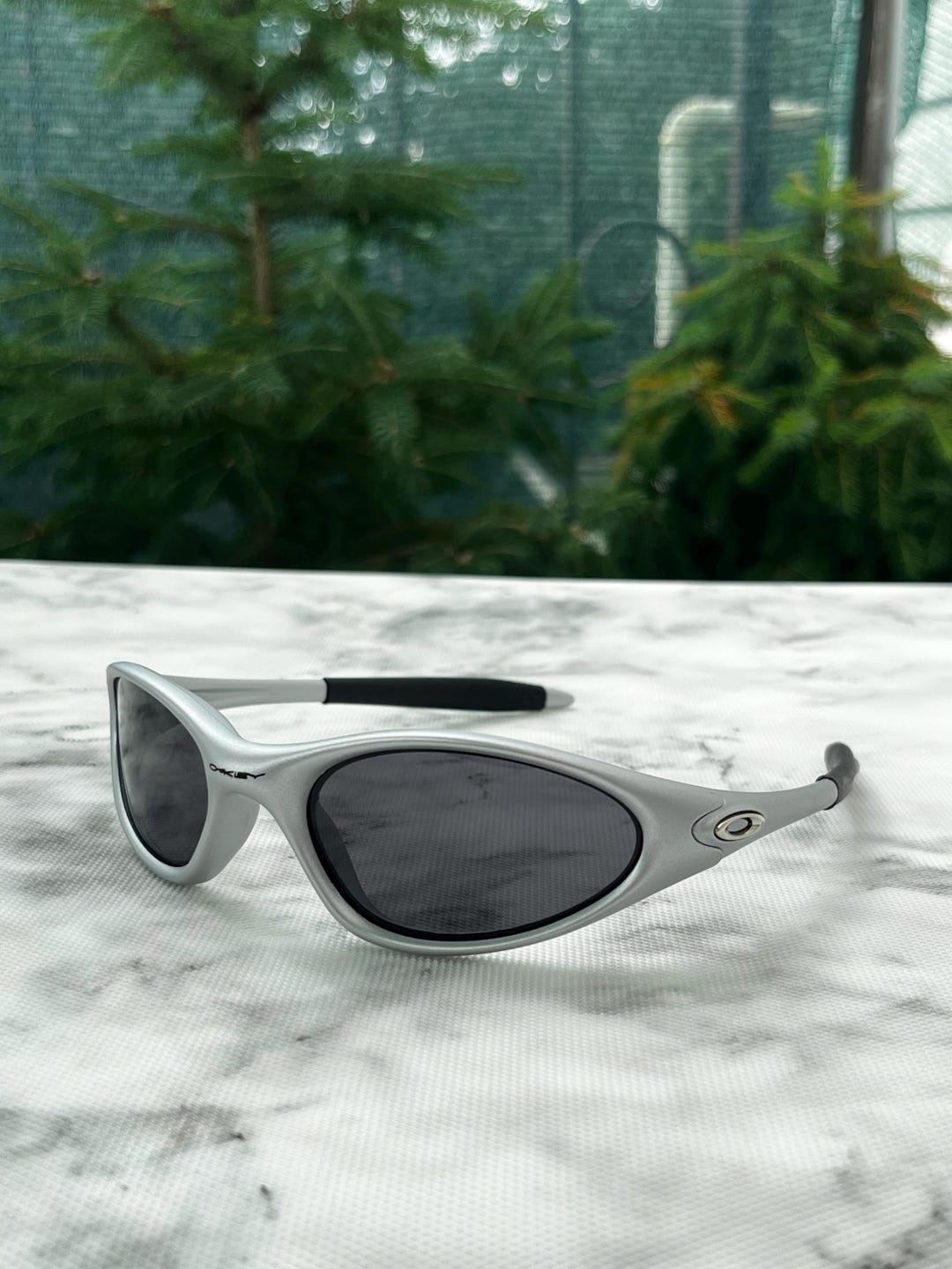 90s QUIKSILVER HITMAN サングラス oakley オークリーから1990年代サーフカルチャーのレトロなムードを