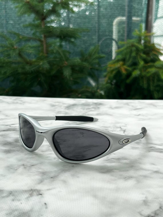 Oakley Minute 1.0 – Iconic X-metal Silver Wraparound