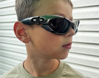 Oakley Plate – Stealth Grey Futuristic Sunglasses With Dark