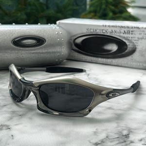 Oakley Splice: Chrome Grey Wraparound Sunglasses with Dark Lenses & Case – Ultimate Gift for Y2K, Gorpcore, Outdoor  Sportswear Fans