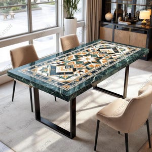 Puede incluir: Una mesa de comedor rectangular con una tapa de mármol verde con un diseño geométrico en blanco, naranja y negro. La mesa tiene patas de metal negro y está rodeada de sillas beige. La mesa mide aproximadamente 183 cm de largo y 91 cm de ancho.