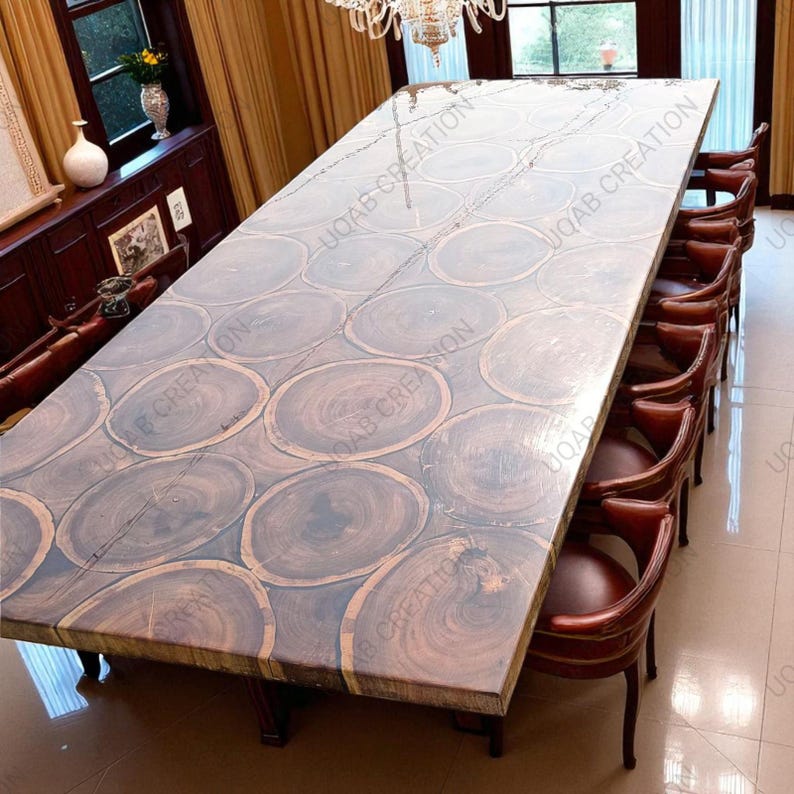 Puede incluir: Una gran mesa de comedor rectangular con un patr&oacute;n de vetas de madera &uacute;nico. La superficie de la mesa est&aacute; adornada con dise&ntilde;os circulares y est&aacute; rodeada de varias sillas de cuero marr&oacute;n. La mesa mide aproximadamente 305 cm de largo.