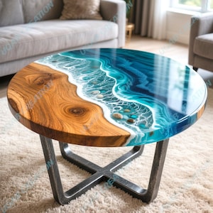 Pode incluir: Mesa de centro redonda com um design único. A mesa apresenta uma superfície de madeira de um lado e um design de resina azul que se assemelha a ondas do oceano do outro. Possui uma base de metal.