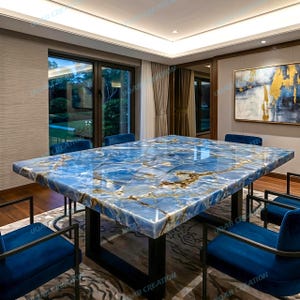 Puede incluir: Mesa de comedor rectangular con tapa de mármol azul y dorado. La mesa está sostenida por patas de metal negro y rodeada de sillas de terciopelo azul. La habitación tiene grandes ventanales y una estética moderna.