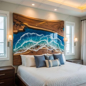 Op de afbeelding: Slaapkamer met een groot houten hoofdbord met een harsontwerp van oceaangolven in blauw en wit. Het bed is opgemaakt met wit beddengoed en blauwe sierkussens. De kamer heeft twee ramen en een neutraal kleurenpalet.