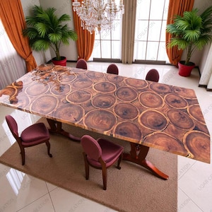 Puede incluir: Una gran mesa de comedor rectangular de madera con un dise&ntilde;o &uacute;nico. La superficie de la mesa est&aacute; hecha de rodajas de madera encapsuladas en resina transparente. La mesa est&aacute; sostenida por una base oscura y ornamentada. La habitaci&oacute;n cuenta con sillas burdeos, plantas y una l&aacute;mpara de ara&ntilde;a.