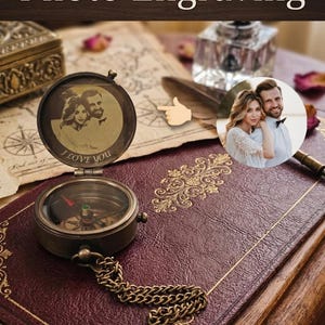 Puede incluir: Una brújula de estilo vintage con un grabado fotográfico de una pareja dentro de la tapa, con las palabras "I LOVE YOU". La brújula está abierta, revelando la aguja. La imagen también muestra el texto "Photo Engraving".