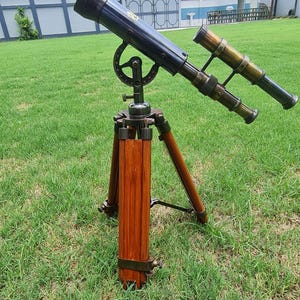 Telescopio antiguo de latón con trípode de madera - Decoración náutica clásica de 35,5 cm - Catalejo marítimo - Regalo vintage para exploradores - Regalo para capitanes de barco