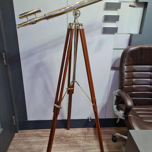 Telescopio de latón antiguo con trípode: catalejo de decoración náutica