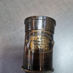 Telescopio de latón estilo antiguo con caja de madera: catalejo con decoración náutica