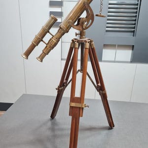 Telescopio antiguo de latón con trípode de madera - Catalejo náutico de 35,5 cm - Decoración de oficina marítima - Regalo para capitán - Colección Vintage Explorer