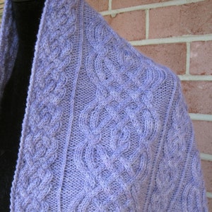 Patrón de tejido para chal Fraser con cable (PDF)