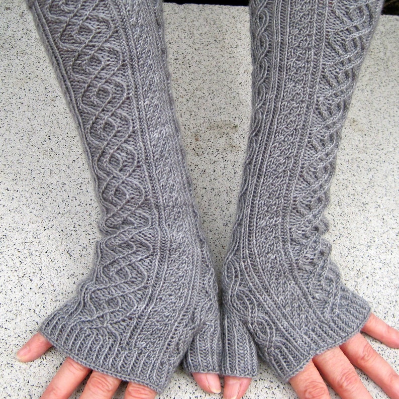 Strickmuster: Langes, fingerloses Strickmuster mit langem Zopfmuster Bild 5