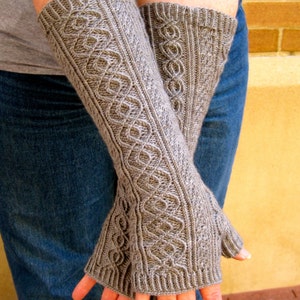 Strickmuster: Langes, fingerloses Strickmuster mit langem Zopfmuster Bild 4