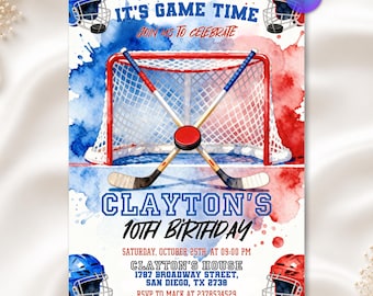 Pode incluir: Um convite de aniversário com uma baliza de hóquei vermelha, dois tacos de hóquei cruzados, um disco preto e salpicos de aguarela azul e vermelha. O texto diz IT'S GAME TIME, JOIN US TO CELEBRATE, CLAYTON'S 10TH BIRTHDAY e detalhes do evento.