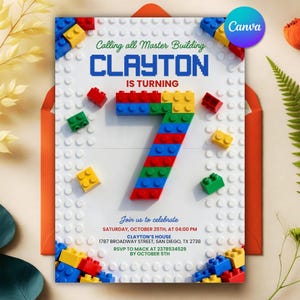 Può includere: Un biglietto d'invito per compleanno con uno sfondo a trama di mattoncini da costruzione in plastica bianca. Il testo recita Calling all Master Building CLAYTON IS TURNING 7. Un grande numero 7 è costruito con mattoncini rossi, blu, verdi e gialli.