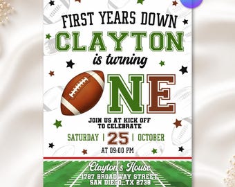 Op de afbeelding: Een verjaardagsuitnodiging met een football-thema en de tekst FIRST YEARS DOWN CLAYTON is turning ONE. Het ontwerp bevat een bruine football, groene en bruine sterren, en een afbeelding van een groen footballveld met de evenementgegevens.