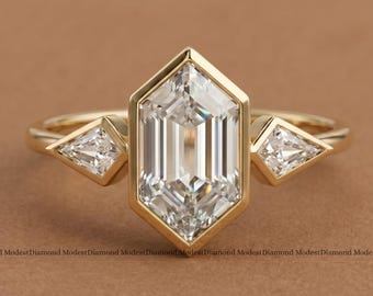 Anillo de compromiso con engaste de moissanita hexagonal en oro amarillo con piedras laterales en forma de cometa. Anillo geométrico Art Déco. Joyería nupcial única. Regalo ideal para ella.