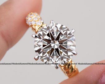 Anillo de compromiso de moissanita de talla redonda en oro y plata con banda pavé. Anillo bicolor de inspiración vintage. Elegante joya nupcial. Regalo ideal para ella.