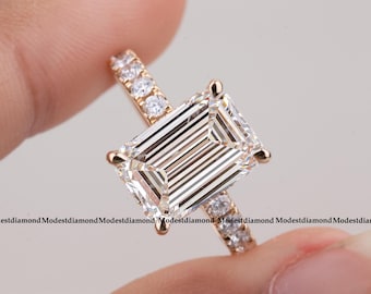 Anillo de compromiso de moissanita talla esmeralda en oro amarillo con pavé y halo oculto. Elegante anillo hecho a mano. Regalo de boda minimalista para ella.